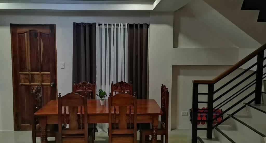 CHATEAU DE CHLOE - 3 Bedroom Entire Apartment for Large Group photo 3