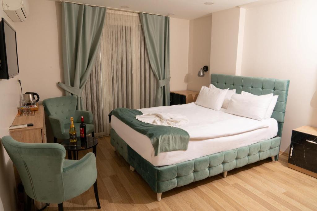 Loss Hotel photo 3