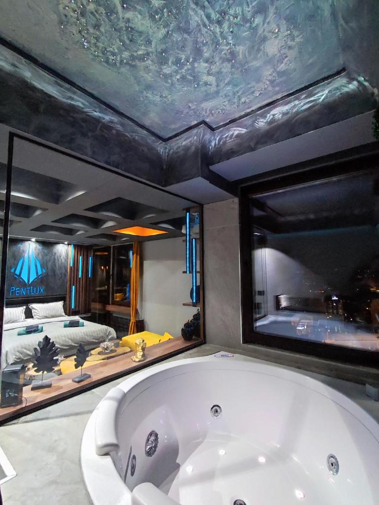 Smart Luxury Penthouse Suites - Private Sauna, Hot-Tub, Home Cinema at the best Location in Skopje photo 3