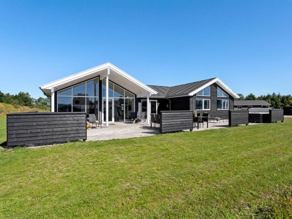 Holiday Home Fee - 350m from the sea in NE Jutland by Interhome