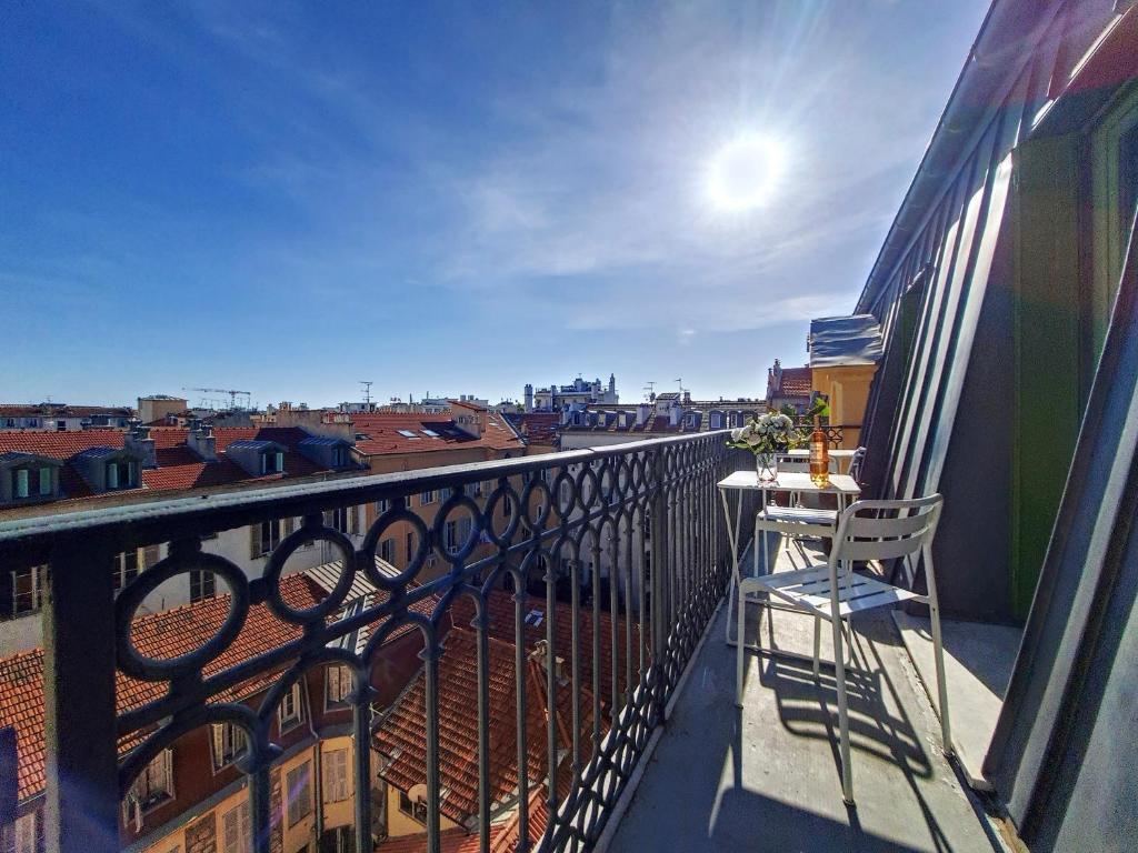 Nestor&Jeeves - NICE TO MEET YOU - Central - Top floor photo 1