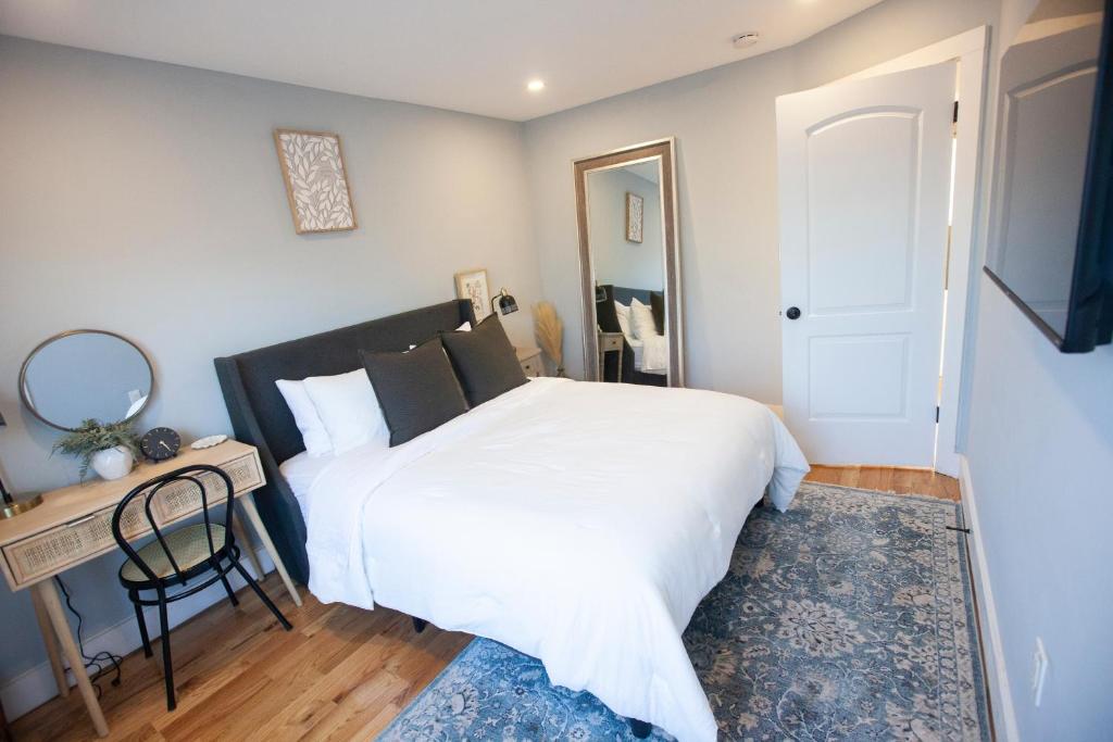 Alafia- Cozy JFK Area Home - This property is a hosted property meaning the host live on site image