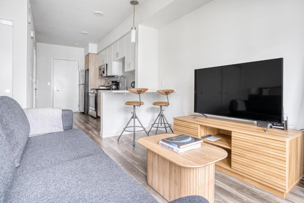Oakland Studio w Gym Pool AC near Target SFO-701 photo 1