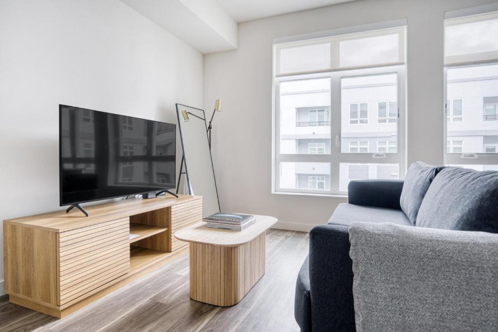 Oakland Studio w Gym Pool AC near Target SFO-701
