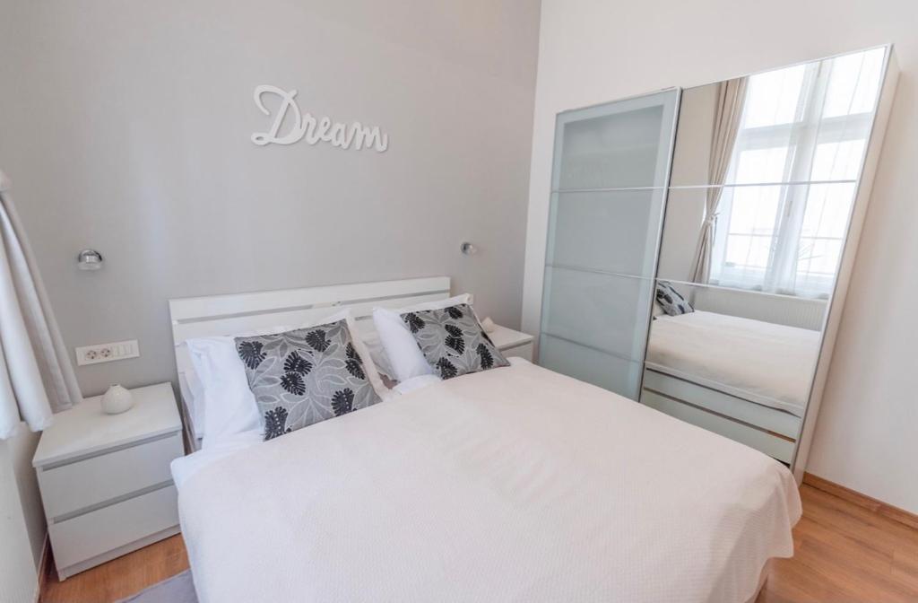 Main Square Dream Apartment photo 2