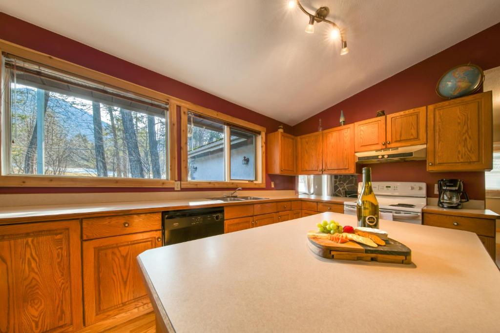 Fairmont Hot Springs, 3 Bedroom Vacation Home photo 2
