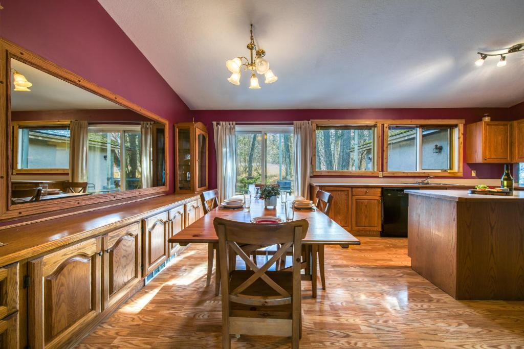 Fairmont Hot Springs, 3 Bedroom Vacation Home photo 4