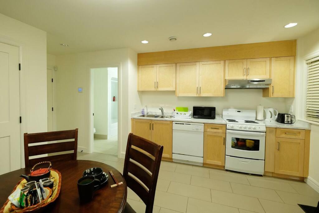 Beautiful 1 Bedroom Garden Suite in Metrotown photo 1