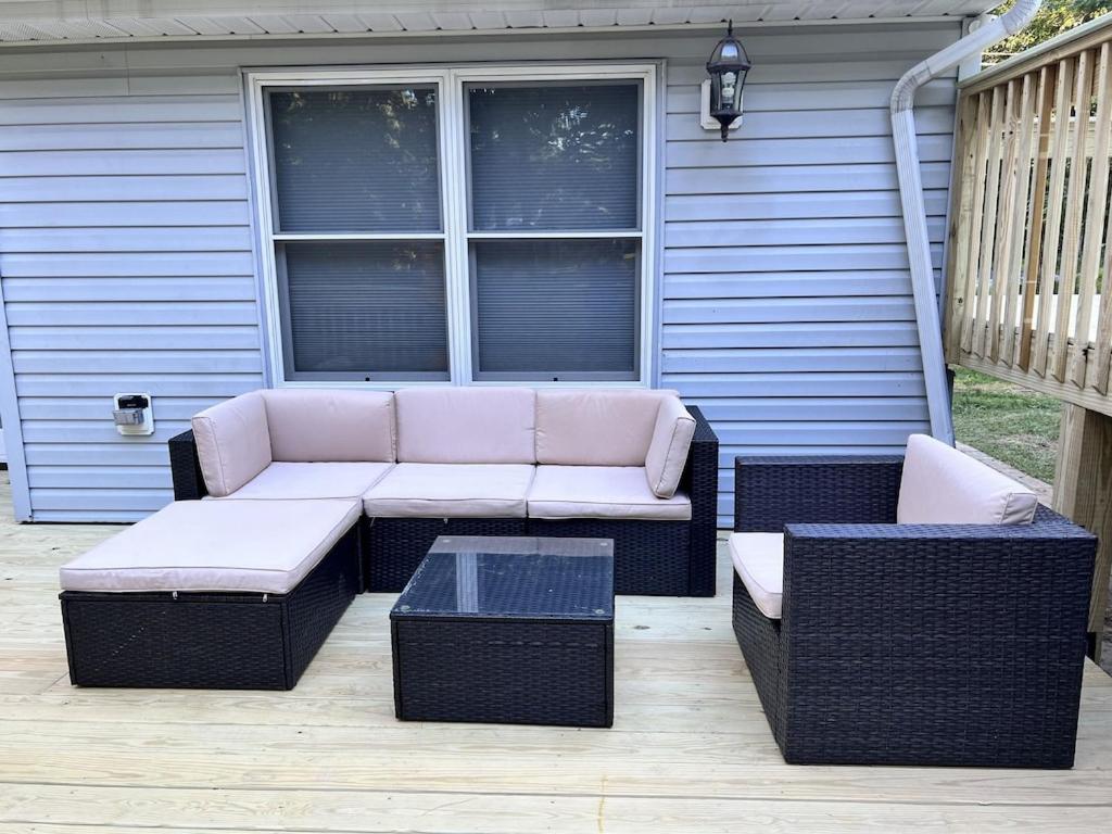 AMAZING *BRAND NEW* Home with PRIVATE HEATED POOL/ FIRE PIT! photo 2