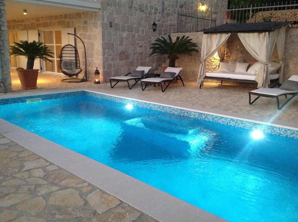 Luxury Lovely Decorated Seaside Villa with Private Pool photo 1