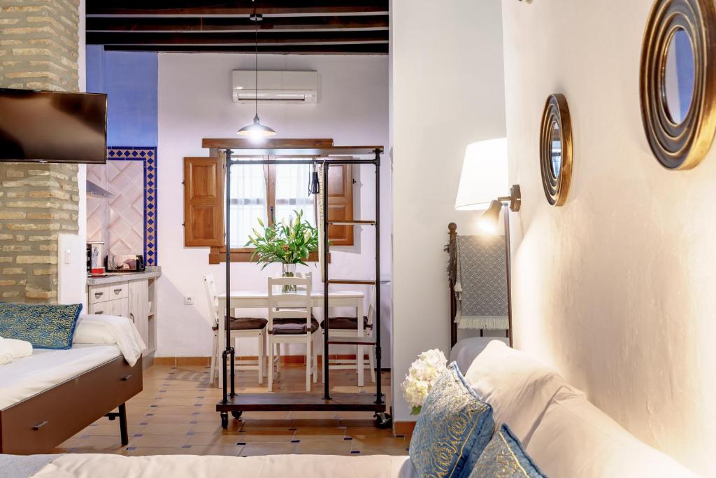 SUITES CASA DE LAS COLUMNAS - Tap to explore photos