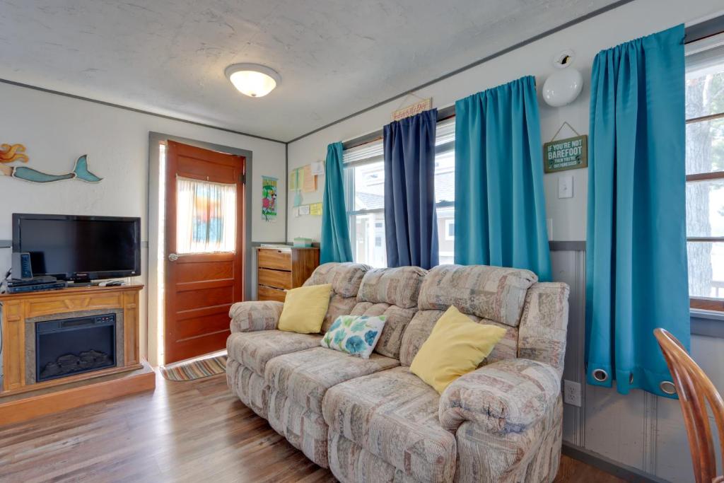 Cozy Camdenton Cottage with Deck and Boat Dock Access! photo 3
