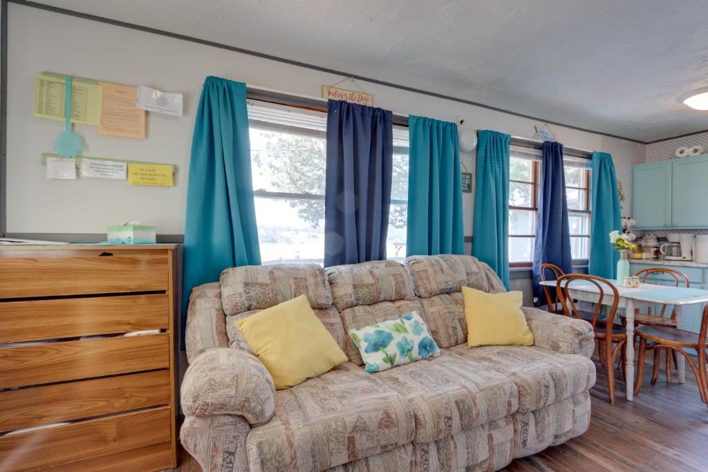 Cozy Camdenton Cottage with Deck and Boat Dock Access! photo 4