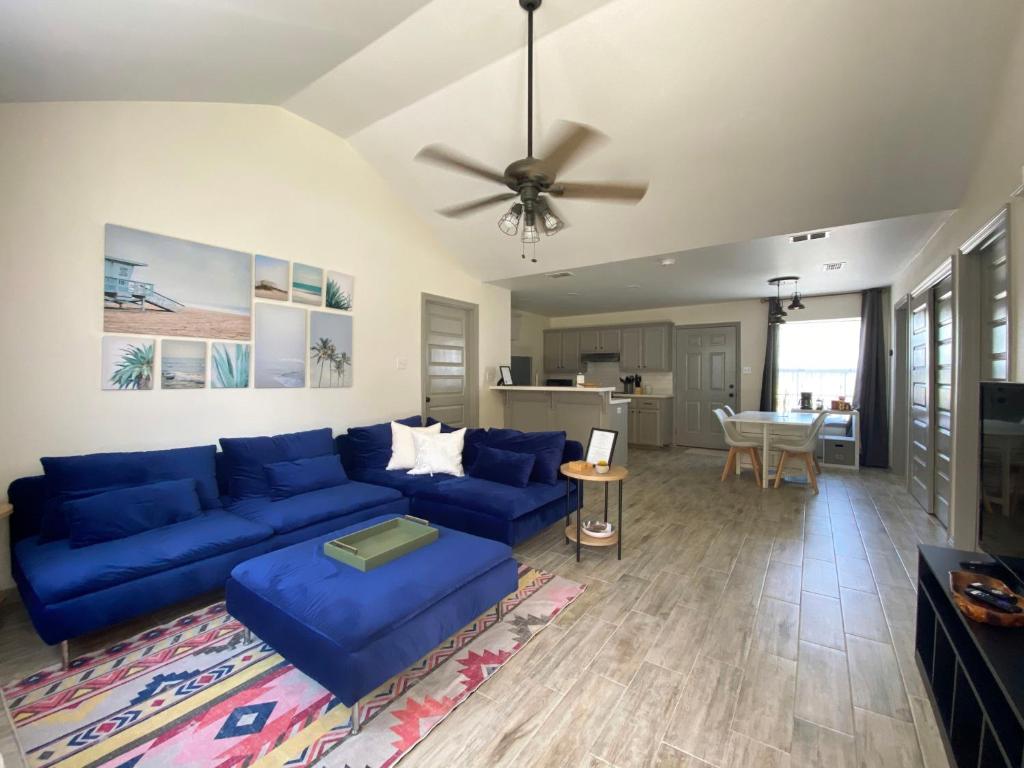 Quiet 2BR 2BA, Laundry, Wi-Fi, Near Shops & Restos image