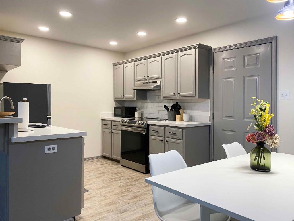 Quiet 2BR 2BA, Laundry, Wi-Fi, Near Shops & Restos photo 4