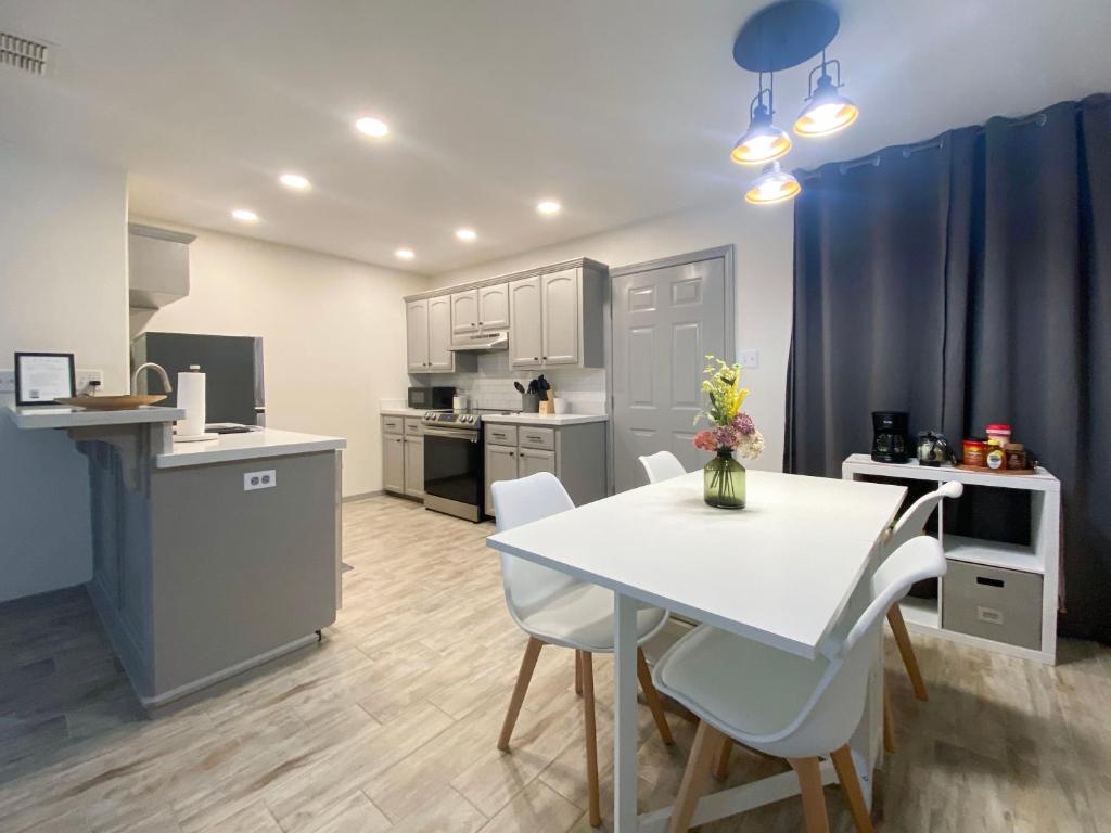 Quiet 2BR 2BA, Laundry, Wi-Fi, Near Shops & Restos photo 1