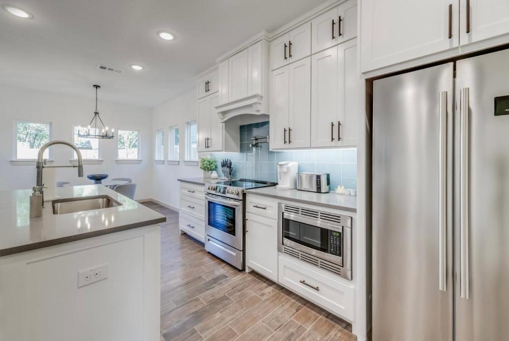 Stylish townhome near AT&T Stadium, Globe Life, Six Flags & More photo 3