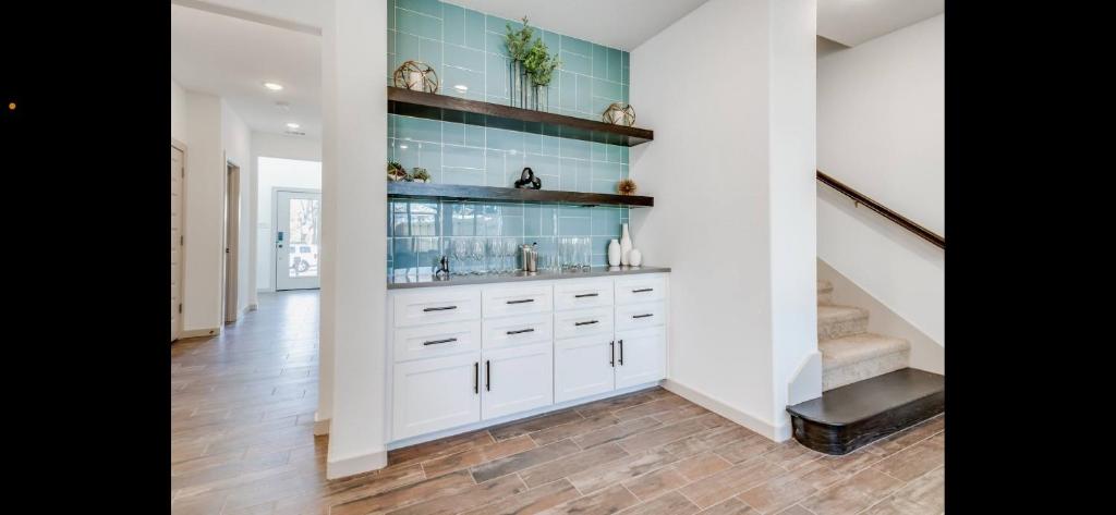 Stylish townhome near AT&T Stadium, Globe Life, Six Flags & More photo 4