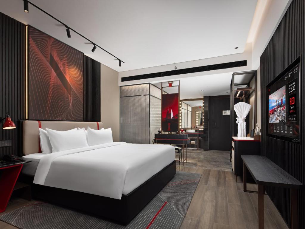 Radisson RED Hotel Zhuhai Gongbei Port photo 3