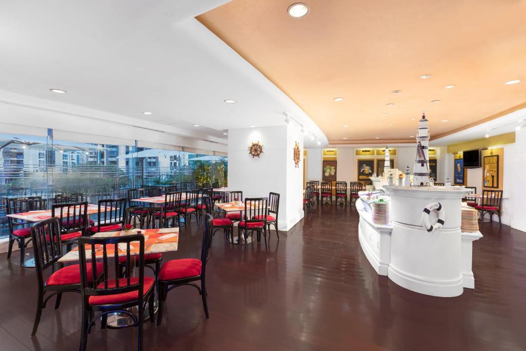 Crowne Plaza Hotel & Suites Landmark Shenzhen, an IHG Hotel - Nearby Luohu Border, Indoor heated swimming pool, Receive RMB100 SPA coupon upon check-in photo 1