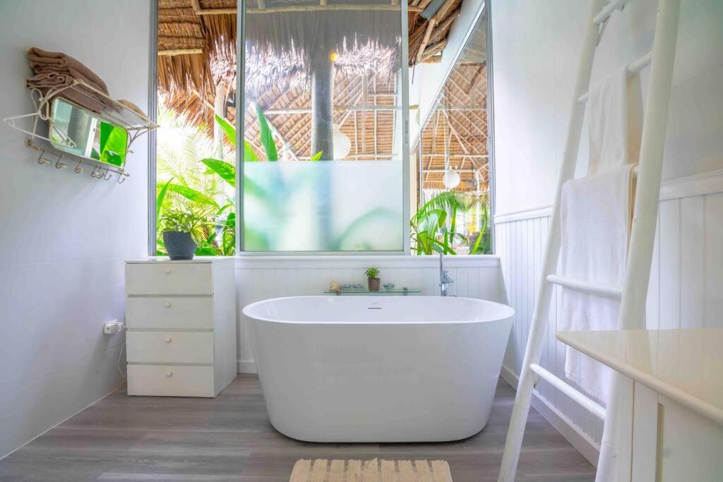 Koh Phangan luxurious pool and garden villa photo 2
