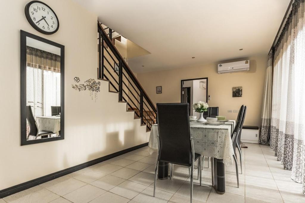East Villa 2, бассейн, 3 спальни by IBG Property photo 3