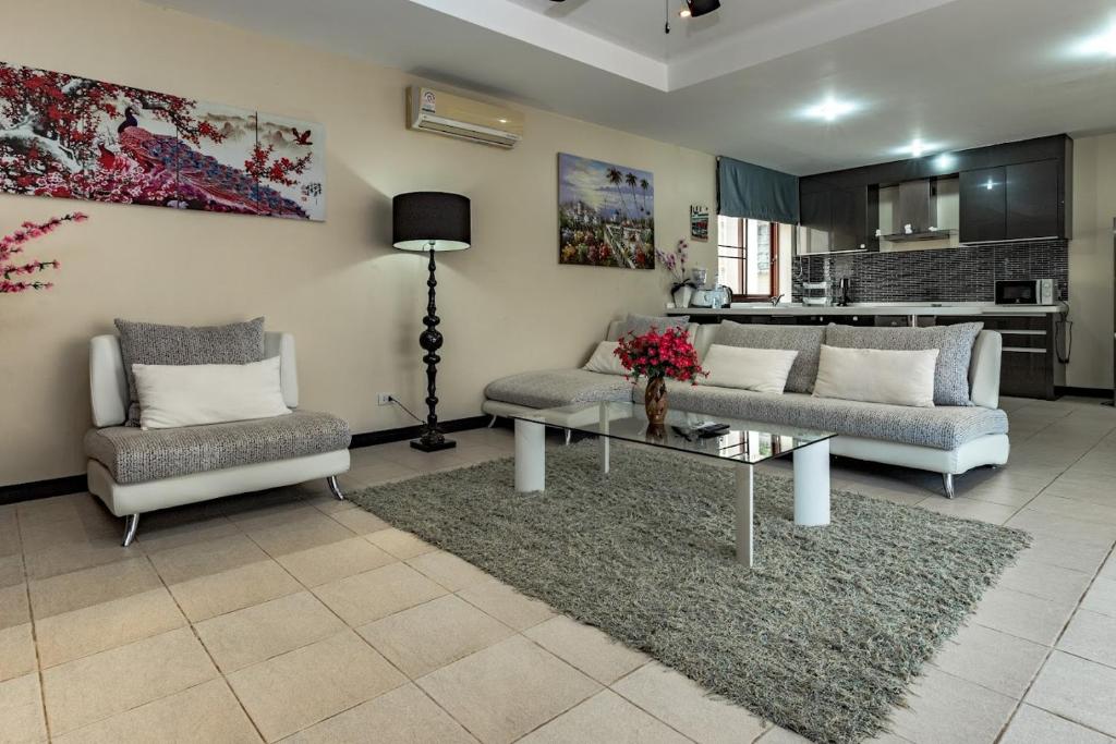 East Villa 2, бассейн, 3 спальни by IBG Property photo 4