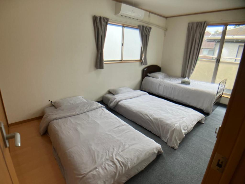 3 Bedrooms, 2 Toilets, 3 Car parking in Big Entire house Close to Makuhari Messe, Disneyland, airport and Tokyo for 12 guests photo 3