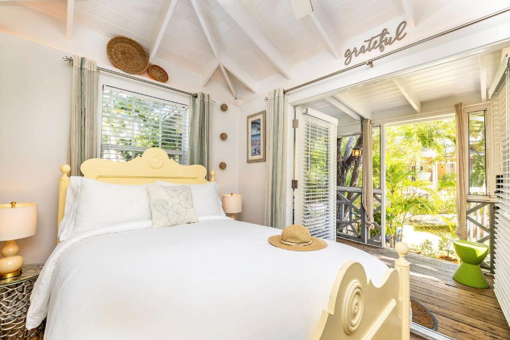 Dreamy Cottage in Grace Bay with BBQ and Bikes Included photo 3