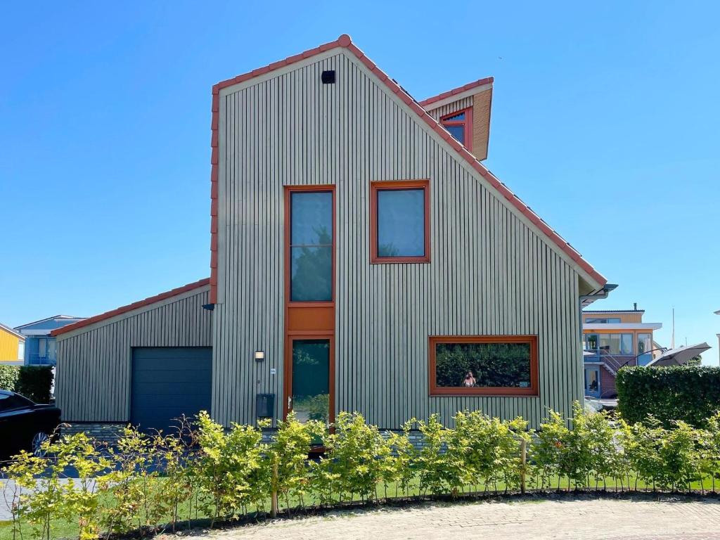 Villa on the water near the Heegermeer, center of Heeg within walking distance