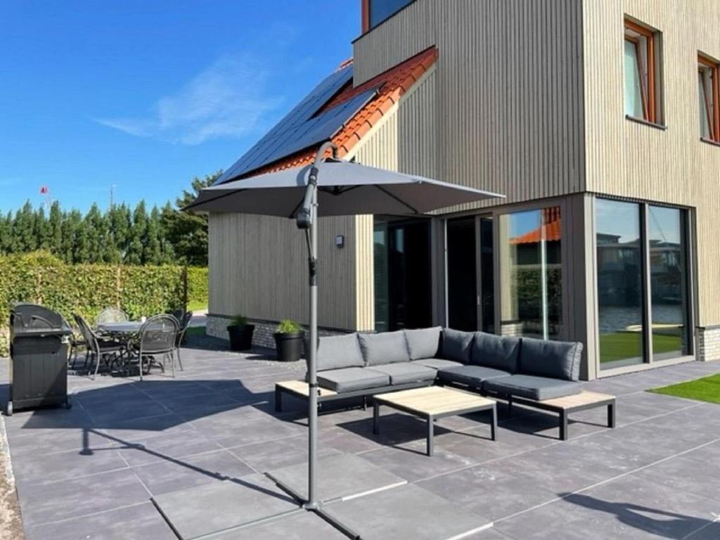 Villa on the water near the Heegermeer, center of Heeg within walking distance photo 2