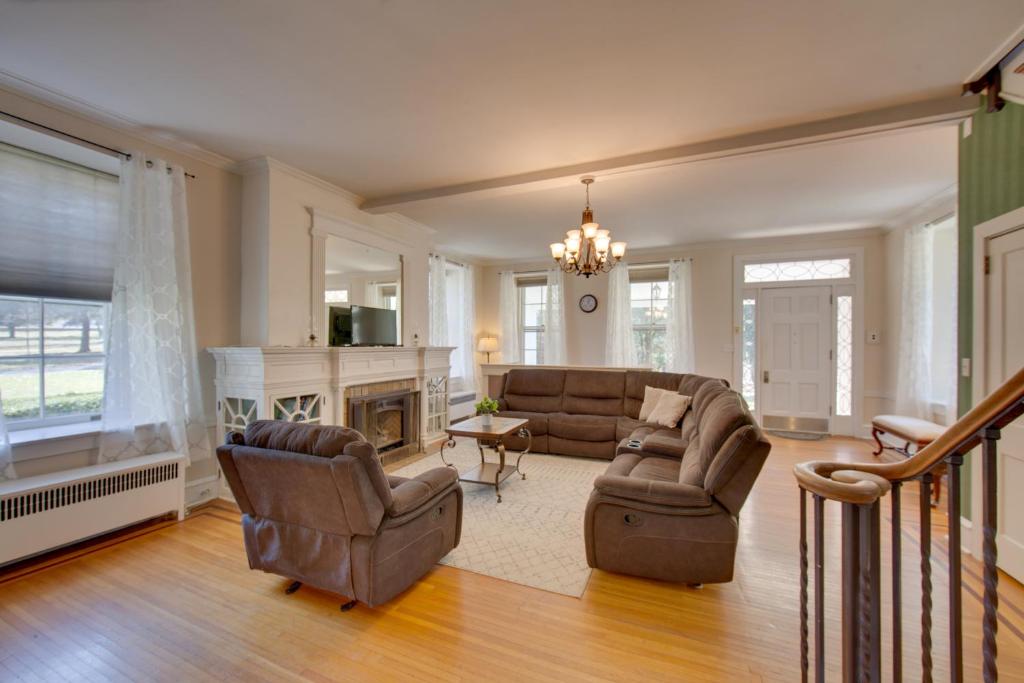 Lovely Reading Home with Large Yard on 7 Acres! photo 1