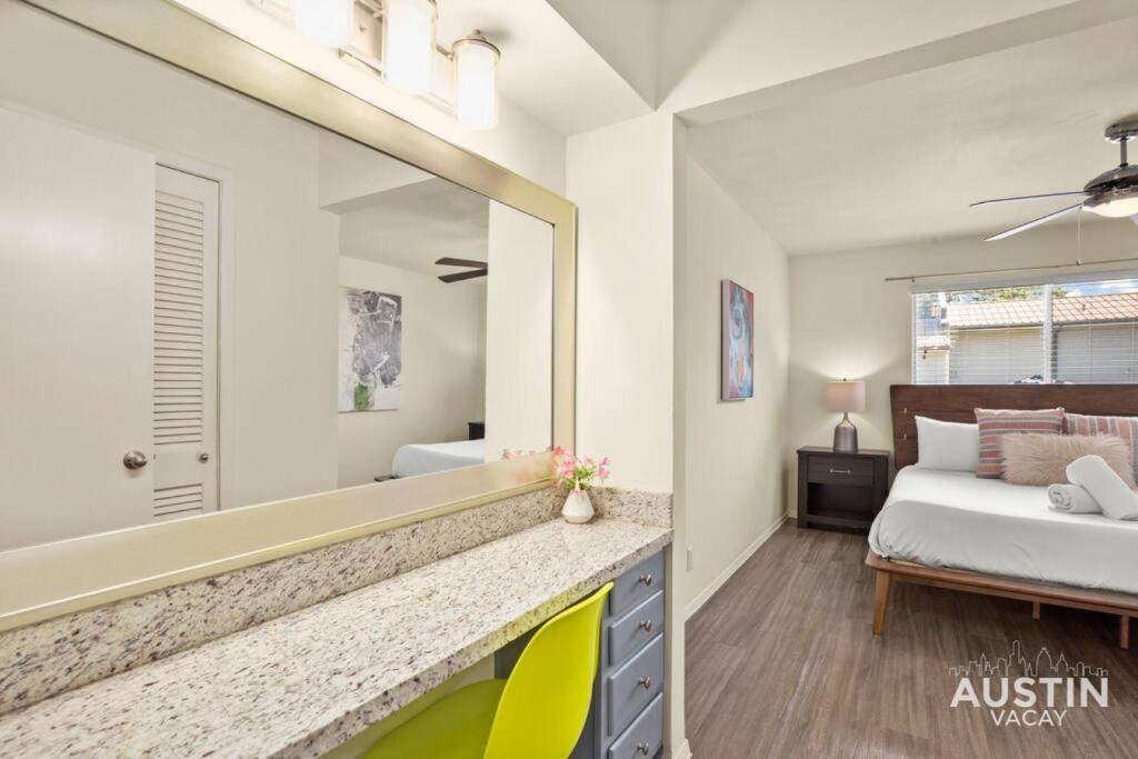 Walk to the Golf Course 2BD Apt, Pool, and Parking