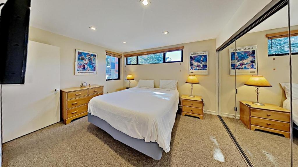 Slopeside Four Bedroom Homes at 1849 Condos - Free Wifi & Parking! photo 2