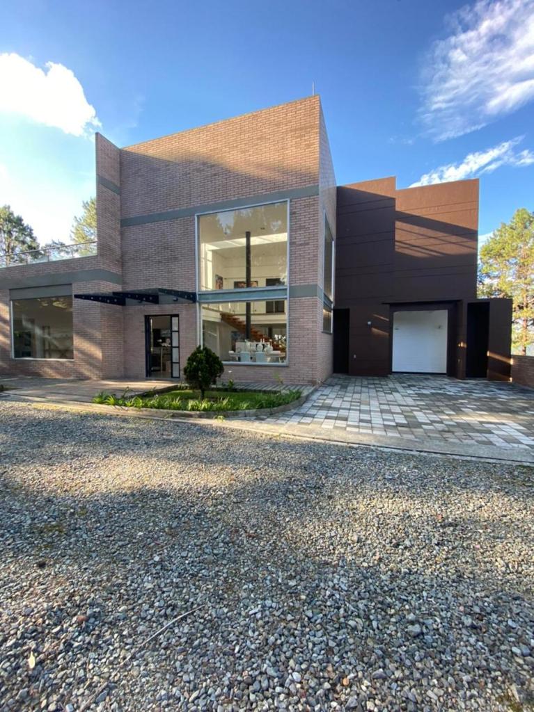 lujosa y tranquila casa en envigado