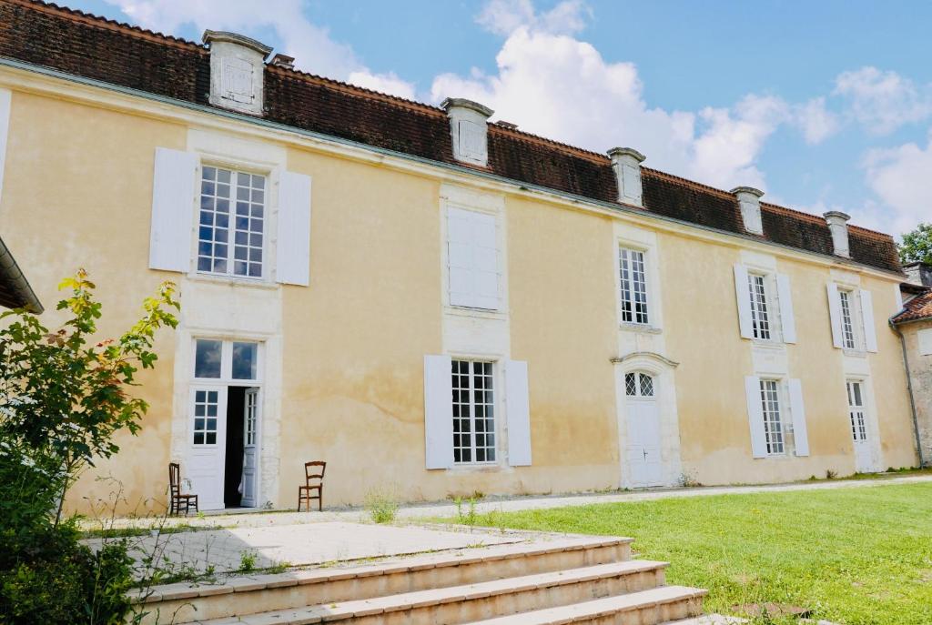 Château de caractère avec piscine au cœur du Périgord vert photo 1
