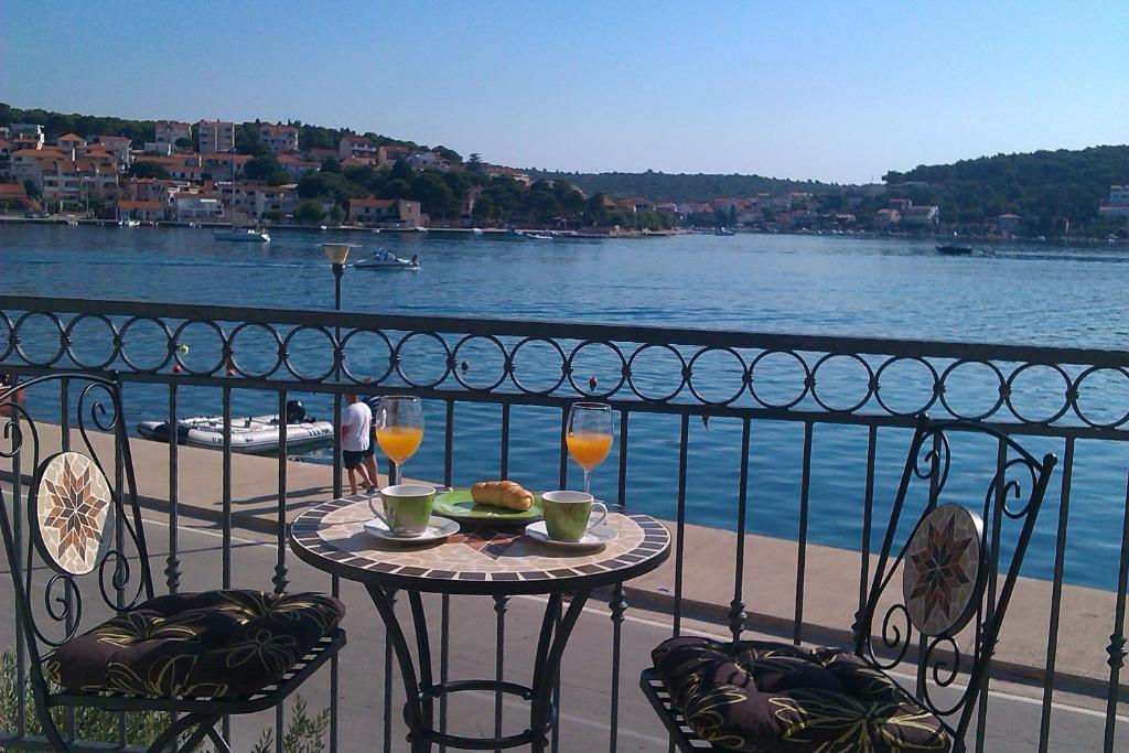 Apartment Milka with sea view and boat place