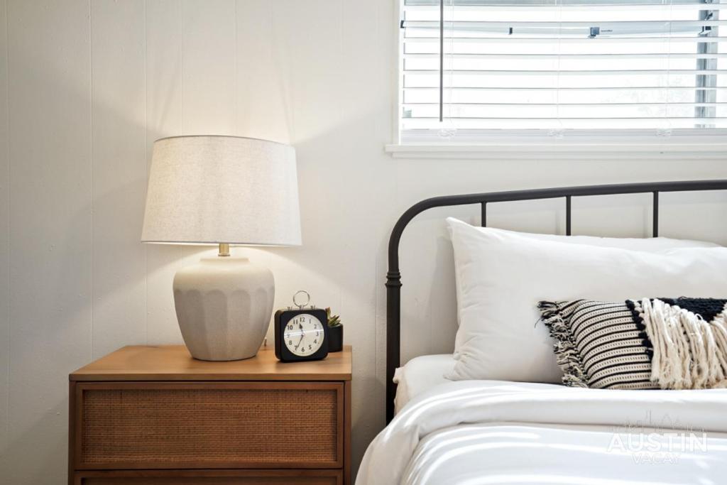 Airy King Bedroom and Comfortable Living Space by UT photo 1