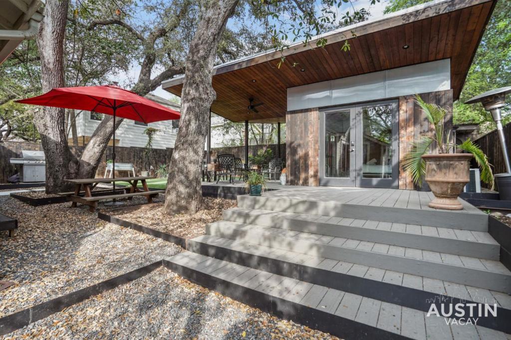 Entertaining Charmer w Outdoor Games and Putt-Putt - Tap to explore photos