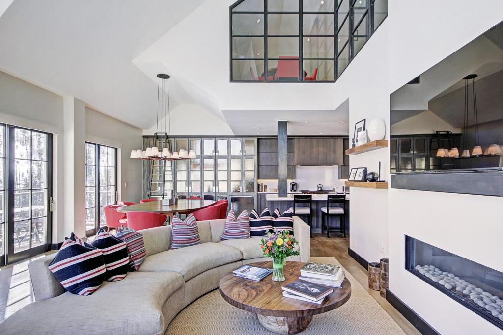 Iconic Penthouse at the Ritz-Carlton photo 3