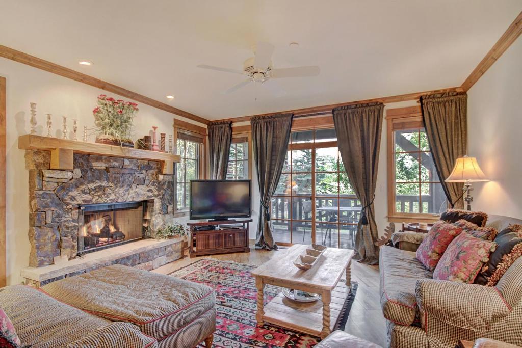 Settler's Lodge 204