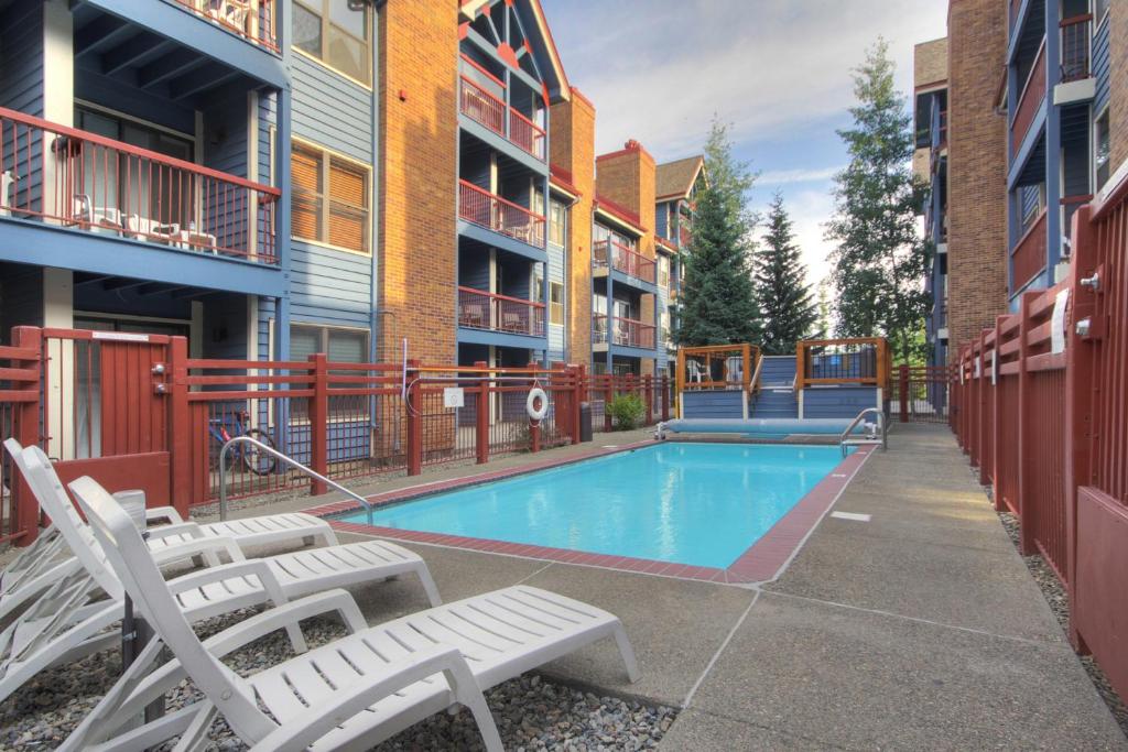 Inviting Winter Hideaway - Walk To Apres-ski Fun Sleeps 4 1 Bedroom Condo by RedAwning image