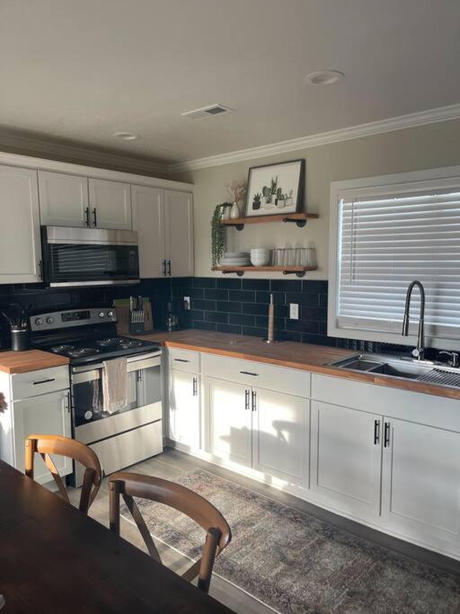 Piper's Place - 2 Bedroom House in DT Hamilton image