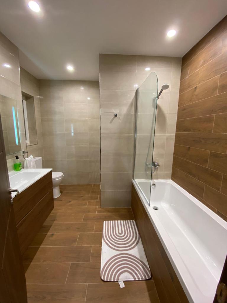 Central, Bright & Modern Apartment photo 4