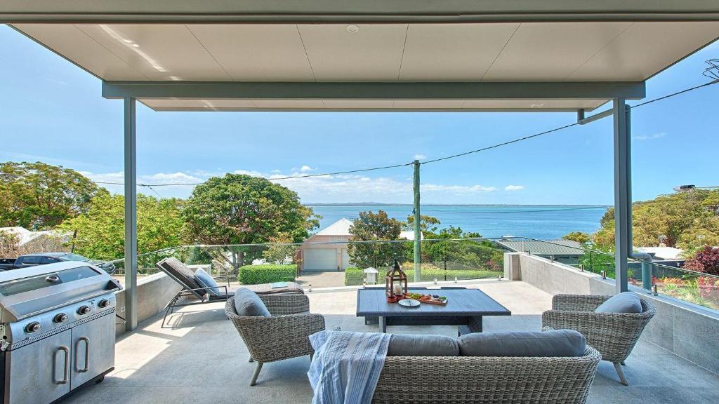 Dutchie's Sand & Sea Beach House - easy walk to the beach photo 1