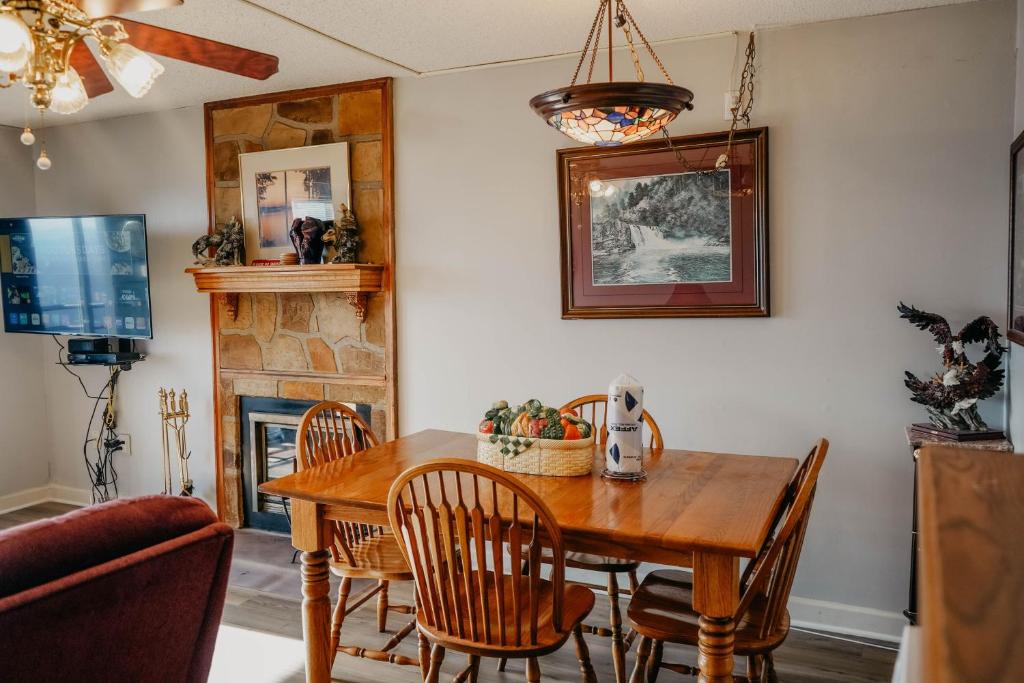 Smoky Mountains 2BR Stunning Condo photo 3