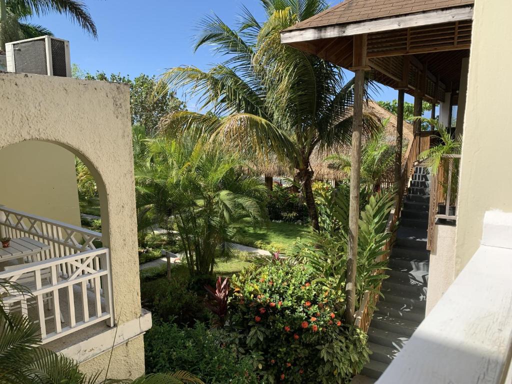 King Suite at Oceanview Resort in Jamaica - Enjoy 7 miles of White Sand Beach! photo 4