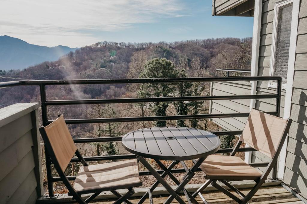 Smoky Mountains Studio with Balcony photo 1