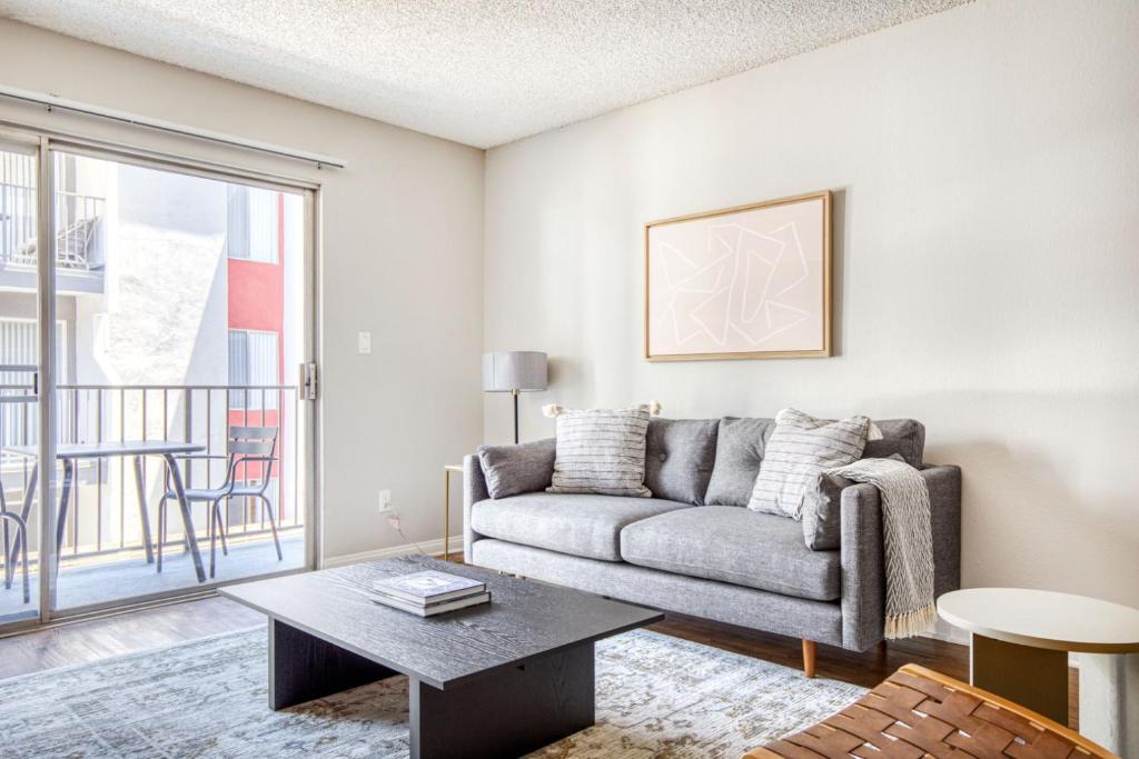 Glendale 1BR w Gym Pool Lounge very walkable LAX-502 photo 1