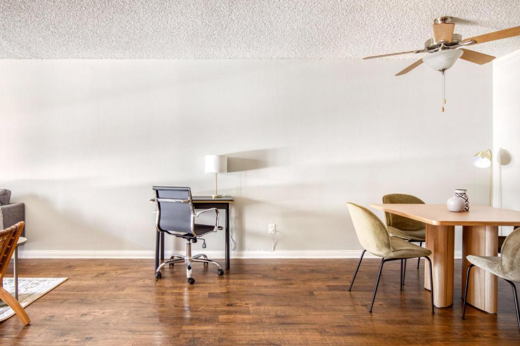 Glendale 1BR w Gym Pool Lounge very walkable LAX-502 photo 3